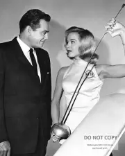 RAYMOND BURR & TERRY HUNTINGDON IN "PERRY MASON" - 8X10 PUBLICITY PHOTO (RT-138)