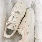 NIKE AIR FORCE 1 AF1 櫻花粉 白粉 玫瑰金勾 粉勾 四勾 小金勾 泫雅 休閒鞋 FV8110-181