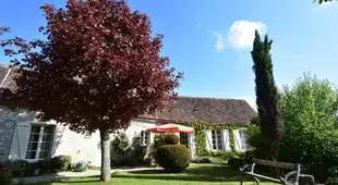 Beautiful 18th century holiday home with enclosed garden 1 hour from Paris