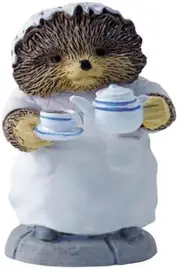 Beatrix Potter Peter Rabbit Mrs Tiggy Winkle Pouring Tea Miniature Figurine A2351