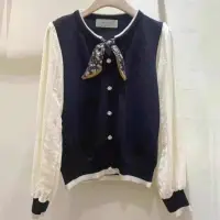 在飛比找momo購物網優惠-【GT】秋冬時尚精選-KOREA花布領巾排釦短版針織衫(花布