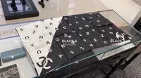 在飛比找Yahoo!奇摩拍賣優惠-【BLACK A】精品Chanel 小香黑白撞色拼色絲巾 1