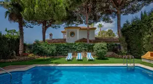 Charming 5BR Villa with Private Pool. 5 mins walking to the Beach. Wifi.