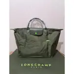 🔥卡拉國內外代購🔥限時優惠預購 LONGCHAMP 70週年紀念版 LE PLIAGE 刺繡款尼龍 冷衫綠 短柄Ｍ