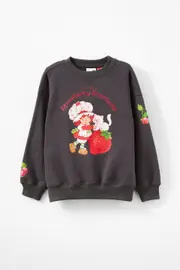 [Cotton On Kids] Cotton On Kids - Strawberry Shortcake Oversized Crew - Lcn ssc strawberry shortcake/phantom 4 LCN SSC STRAWBERRY SHORTCAKE/PHANTOM