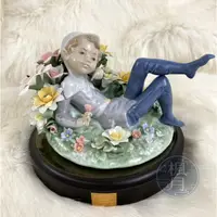 在飛比找蝦皮購物優惠-BRAND楓月 LLADRO 雅緻 花叢翹腳男孩 陶瓷擺飾 