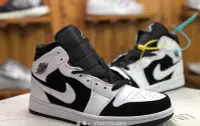 在飛比找Yahoo!奇摩拍賣優惠-Nike Air Jordan 1 Mid 黑白 熊貓 皮革