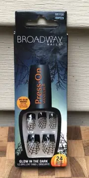 Broadway Press-On Manicure Nails - Glow Halloween Fangtastic Spiders Webs