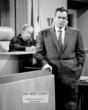 RAYMOND BURR AND LEWIS MARTIN IN "PERRY MASON" - 8X10 PUBLICITY PHOTO (BT-540)
