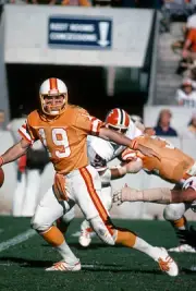 Gary Huff Tampa Bay Buccaneers drops back to pass v the Atlanta Fa- Old Photo 5