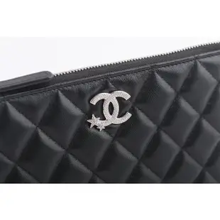 【CHANEL 香奈兒】銀色雙星CC Logo 小羊皮中款拉鍊手拿包(黑色)