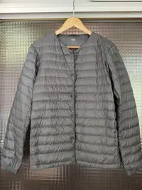在飛比找Yahoo!奇摩拍賣優惠-日本品牌 Uniqlo 灰色基本款男裝輕羽絨防風保暖外套上衣