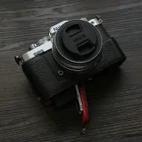 在飛比找樂天市場購物網優惠-適合尼康zfc相機包 半套底座 真皮手柄 皮革復古ZFC保護