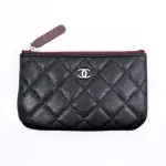 【CHANEL 香奈兒】經典雙C LOGO菱格荔枝紋牛皮銀釦拉鍊零錢包(黑/酒紅色)