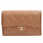 【CHANEL 香奈兒】經典金色金屬雙C LOGO菱格粒紋牛皮暗釦三折中夾(焦糖棕色AP0232C-CARMEL-GP)