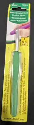 Clover Amour Crochet Hook, Easy Grip Elastomer Handle, Green 5.5mm #1048/I