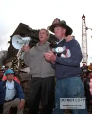 GEORGE W. BUSH WITH FIREMEN ATOP ASHES OF WORLD TRADE CTR - 8X10 PHOTO (BB-782)