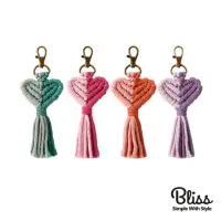 在飛比找momo購物網優惠-【Bliss BKK】雙色編織流蘇愛心吊飾 包包搭配首選 鑰