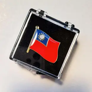 現貨供應。盒裝國旗徽章大尺寸台灣。吸鐵款式。尺寸約為寬2.5cmX高2~2.2cm