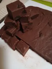 HOMEMADE DECADENT CHOCOLATE RUM AND RAISIN FUDGE 400G NO ALCOHOL