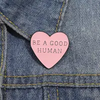 在飛比找蝦皮購物優惠-“Be A Good Human”粉色愛心琺瑯胸針文字背包徽