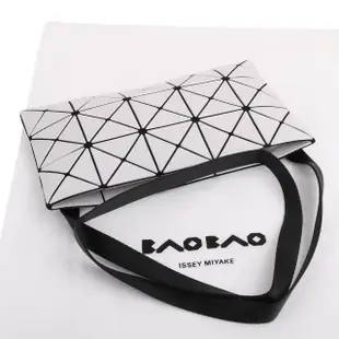 【ISSEY MIYAKE 三宅一生】BAOBAO 透光幾何方格3x5斜背扁包(淺灰白/霧面)