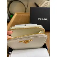 在飛比找蝦皮購物優惠-全新 prada 防刮牛皮 白色拉鍊短夾