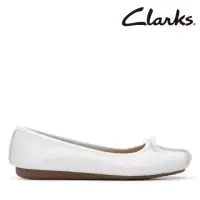 在飛比找momo購物網優惠-【Clarks】女鞋 Freckle Ice 全皮面對縫線設