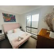 Sydneys Leading 5 Bedroom Home With Ac, Tvs And Study - Home Away From Home