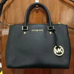 MICHAEL KORS SUTTON/DRESSY 斜背 手提包包（黑色）