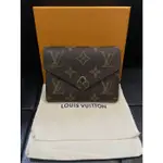 LV LOUIS VUITTON VICTORINE 短夾 M62472