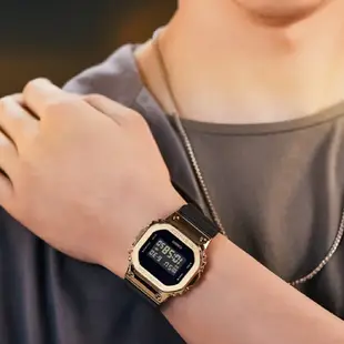 【CASIO 卡西歐】G-SHOCK 時尚經典方形金屬錶殼電子錶-黑金(GM-5600G-9 情侶錶)