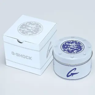 【CASIO 卡西歐】G-SHOCK 精緻青花瓷藍白大圓雙顯錶(GA-700BWP-2A 世界時間)