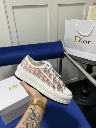 Dior 迪奧新品WALK'N'DIOR 厚底刺繡運動鞋 頂級這款 Walk'n'Dior 厚底運動鞋是一款NO11341