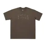 【NIKE 耐吉】短袖 NBA 男款 棕 寬鬆 刺繡 BULLS 芝加哥 公牛 短T 小勾(FJ0566-040)