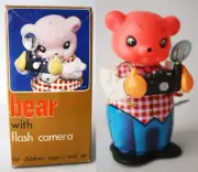 VINTAGE 70'S MS 575 BEAR WITH FLASH CAMERA BATTERY TIN TOY CHINA NEW NOS !