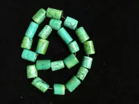 在飛比找Yahoo!奇摩拍賣優惠-新石器晚期仰韶文化綠松石串飾，它雖跨越幾載光陰，卻依然熠熠 