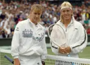 Steffi Graf of Germany and Martina Navratilova of the USA pose to - Old Photo 2