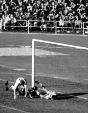 Ground combat for ball which Brazilian goalkeeper Gilmar has b- 1958 Old Photo