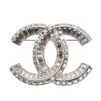 在飛比找momo購物網優惠-【CHANEL 香奈兒】經典寶石鑲飾雙C LOGO造型胸針(