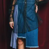 在飛比找momo購物網優惠-【Who Cares】時尚不對稱壓摺條紋拼接牛仔裙(藍)