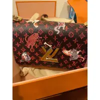 在飛比找蝦皮購物優惠-LV TWIST MM經典Monogram貓狗圖案LOGO斜