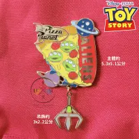 在飛比找蝦皮購物優惠-叉叉日貨 迪士尼 玩具總動員 三眼怪 披薩 金屬吊飾 徽章 