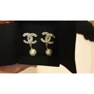 香奈兒 Chanel 經典 雙C款 LOGO 閃亮 珍珠 耳針 耳環 (水鑽及珍珠搭配,亮眼) 巴黎