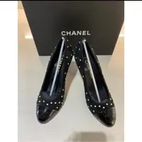 在飛比找PopChill優惠-[二手] Chanel 圓頭logo珍珠高跟鞋