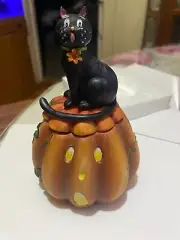 2002 KATHY HATCH ESCAPE FROM PUMPKIN PATCH CAT ON PUMPKIN FILLED CANDLE