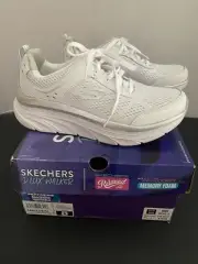 Women's SKECHERS Size 8 White D'Lux Walker Shoes Air-Cooled Memory Foam Relaxed