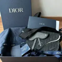 在飛比找蝦皮購物優惠-迪奧 Dior Essentials SADDLE 小袋 男