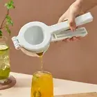 Portable Mini Plastic Squeezer Manual Juicer Hand Pressed Fruit Juicer Utensil