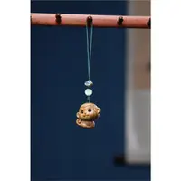 在飛比找ETMall東森購物網優惠-綠檀木雕萌猴手機掛鏈實木工藝可愛動物生肖小猴子鑰匙扣包包掛件